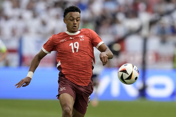 Switzerland&#039;s Dan Ndoye runs with the ball during a quarterfinal match between England and Switzerland at the Euro 2024 soccer tournament in Duesseldorf, Germany, Saturday, July 6, 2024. (AP Phot ...