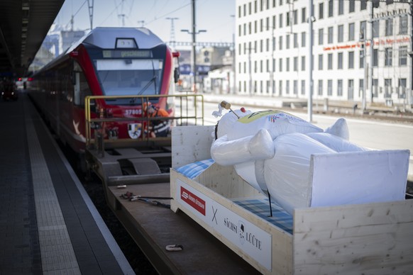 Der original Zuercher Boeoegg wird an einen Zug der Rhaetischen Bahn RHB fuer den Transport ins Engadin angehaengt, am Mittwoch, 4. Maerz 2026, in Chur. Der Boeoegg geht vor dem Sechselaeuten auf Reis ...