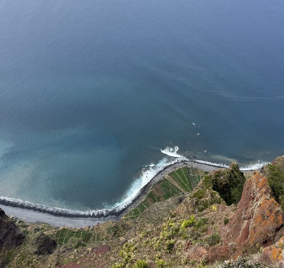 Der Ausblick in die Tiefe vom Cabo Girao.