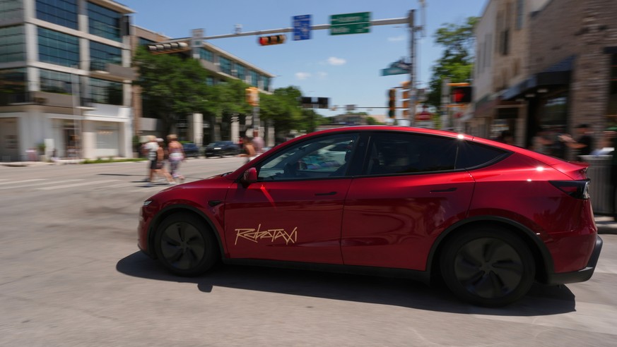 A driverless Tesla robotaxi, a ride-booking service, moves through traffic, Sunday, June 22, 2025, in Austin, Texas. (AP Photo/Eric Gay)
Musk Self Driving Promises