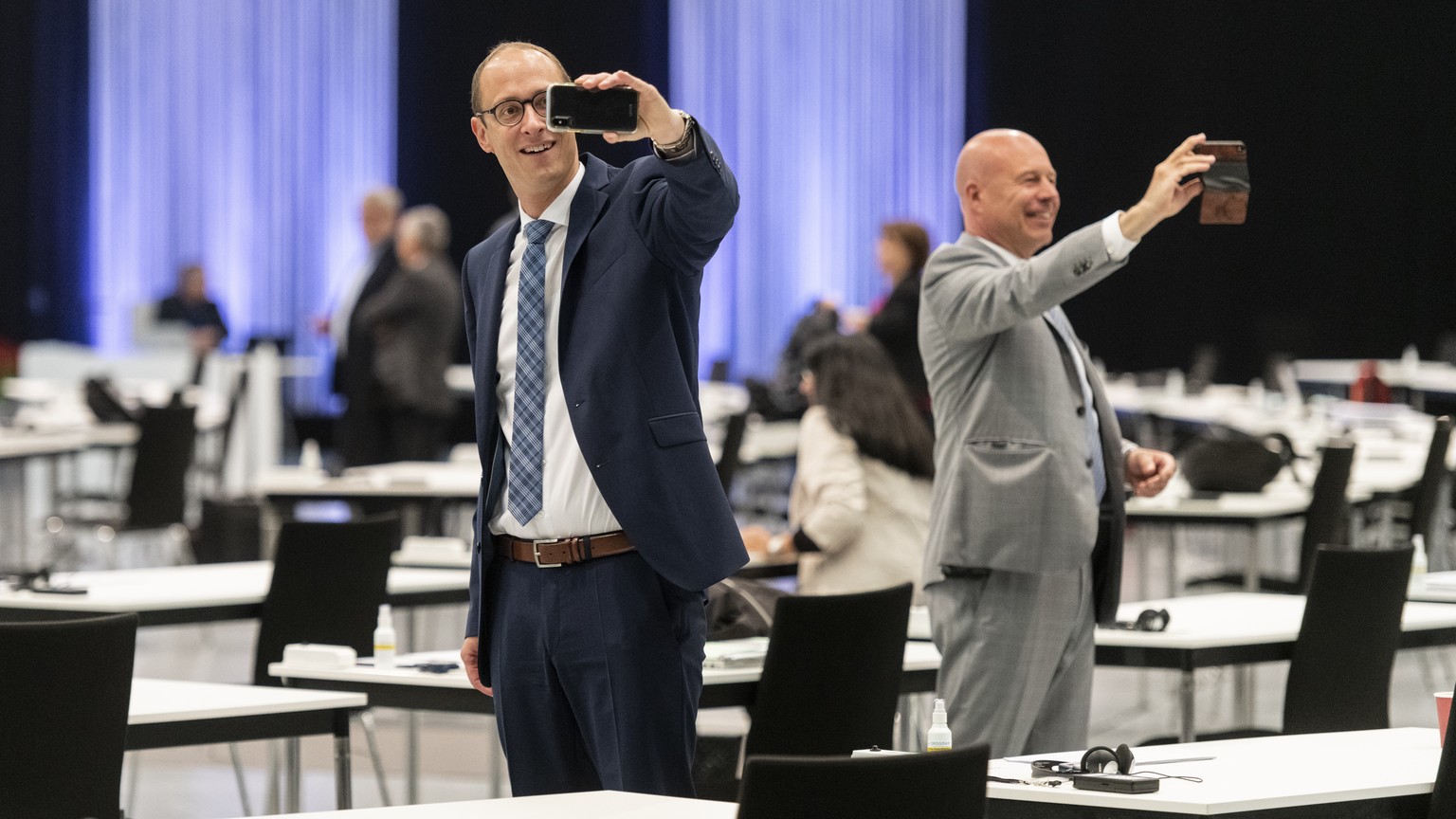 Martin Candinas, CVP-GR, links, und Fabio Regazzi, CVP-TI, machen Selfies am ersten Tag der ausserordentlichen Session der Eidgenoessischen Raete zur Corona-Krise, am Montag, 4. Mai 2020 im Nationalra ...