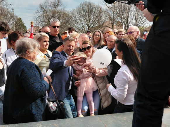 Zum Schluss gibts Selfies: Peter Magyar bei einer Wahlkampfveranstaltung im Dorf Törtel. (25. März 2026)