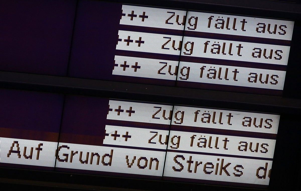 epa04478382 An information screen tells passengers about cancellations due to the strike at the station in Rostock, Germany, 06 November 2014. German train drivers on 05 November rejected a last-ditch ...