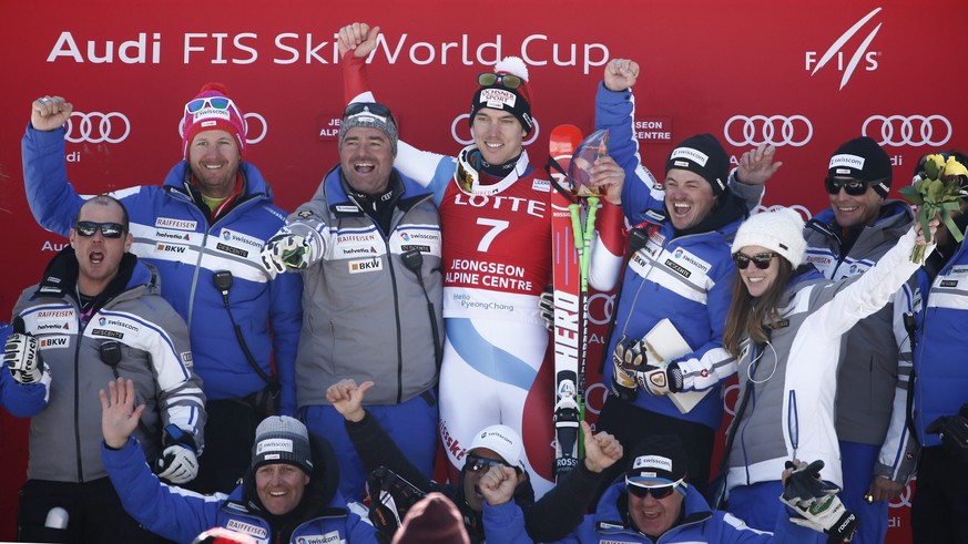 epa05147350 Winner Carlo Janka (C) of Switzerland along with his teammates celebrate on the podium after his Men&#039;s Super-G race at the FIS Alpine Skiing World Cup in Jeongseon, South Korea, 07 Fe ...