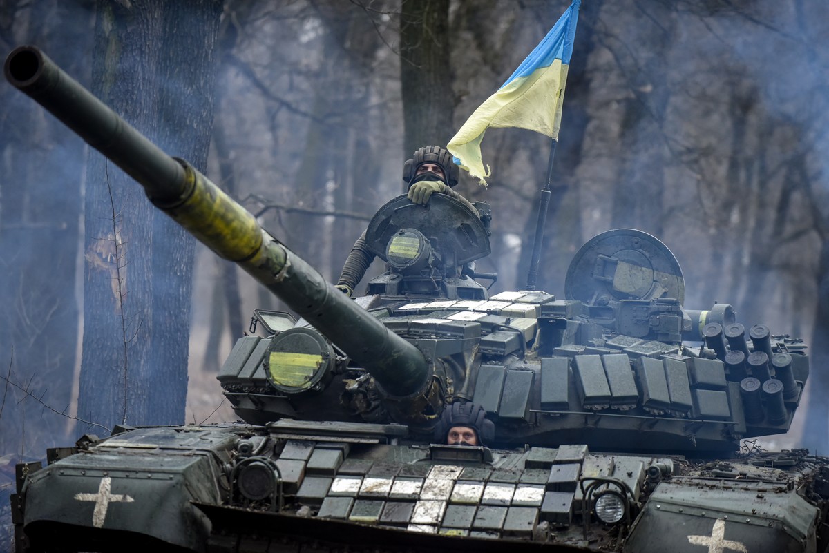 Le T-72 soviétique tire des obus de 125 mm. L'Ukraine compte plusieurs centaines d'exemplaires de ce vieux char dans son arsenal.