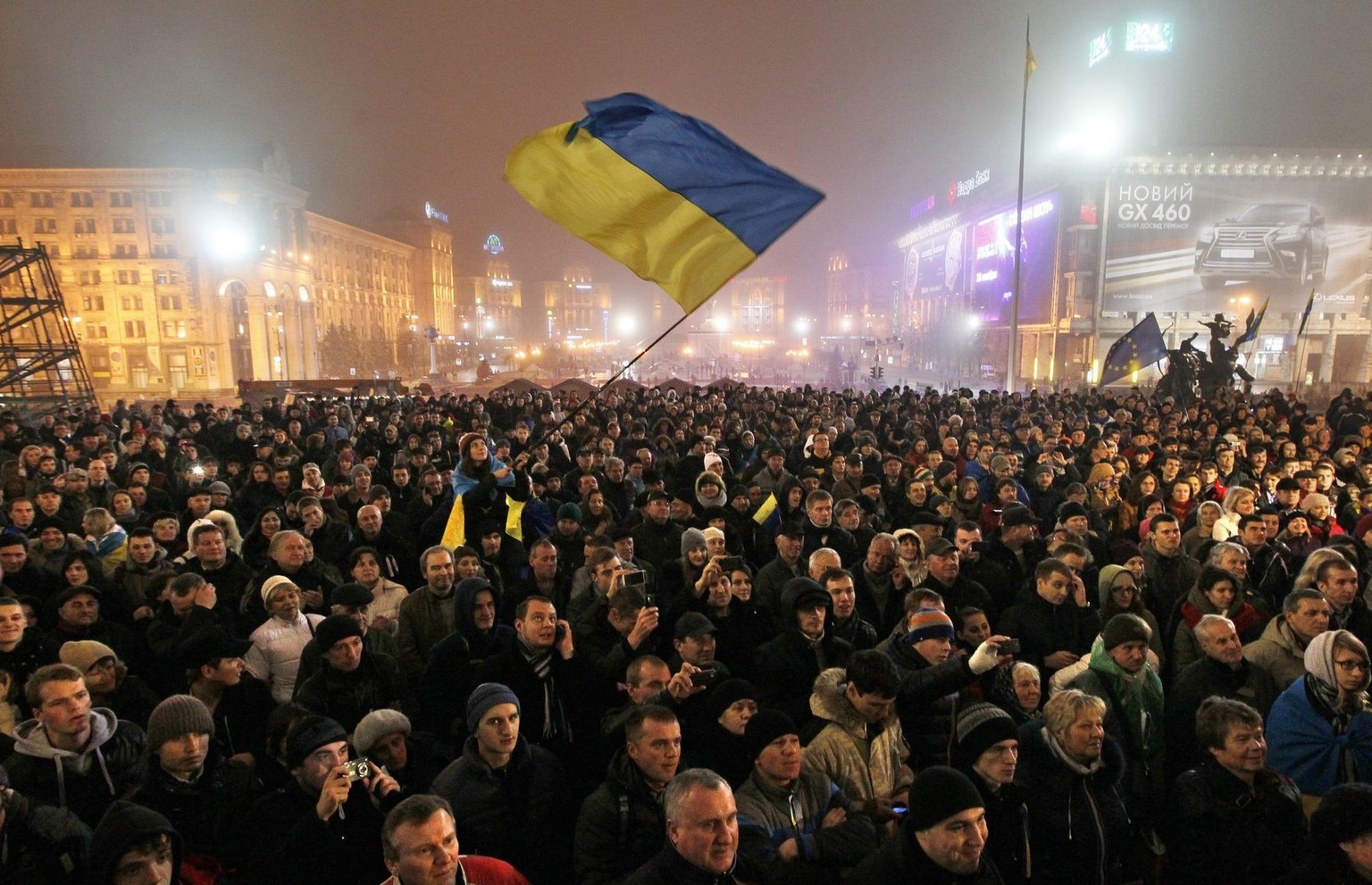 epa03964073 Ukrainians continue their protest on Independence square in Kiev, Ukraine, 24 November 2013. Tens of thousands of protesters rallied in Kiev on 24 November to demand that the Ukrainian gov ...