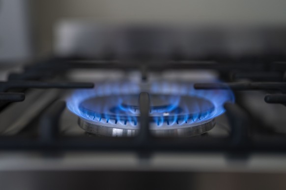 ARCHIVBILD ZUM ZIEL DES BUNDESRATES, IM WINTERHALBJAHR 2022/23 15 PROZENT WENIGER GAS ZU VERBRAUCHEN, AM MITTWOCH, 24. AUGUST 2022 - Ein Gasherd in einer Zuercher Mietwohnung, fotografiert am Dienstag ...