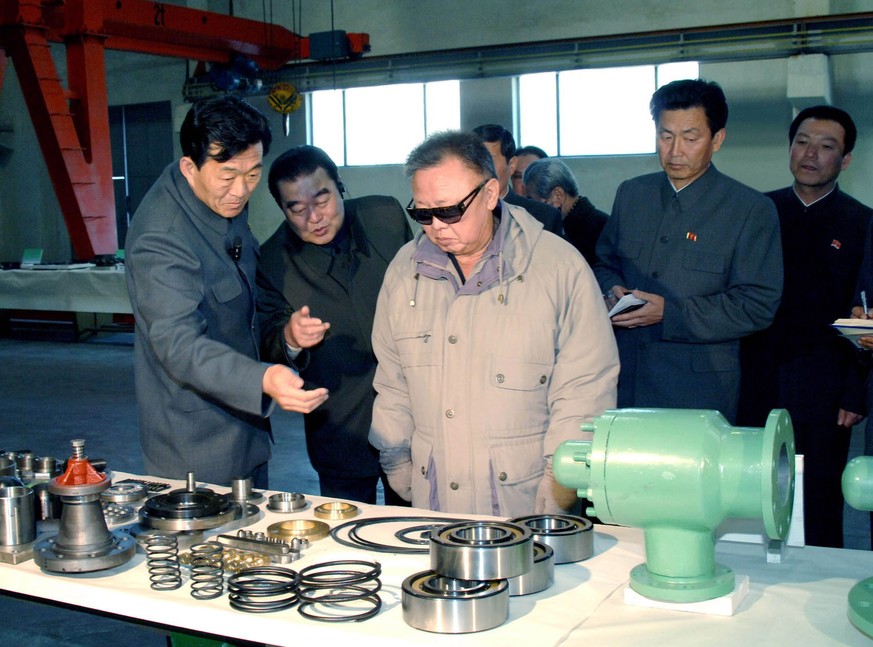 Style-Ikone Kim Jong-il bei einer Inspektion der Ryongsong Maschinenfabrik.