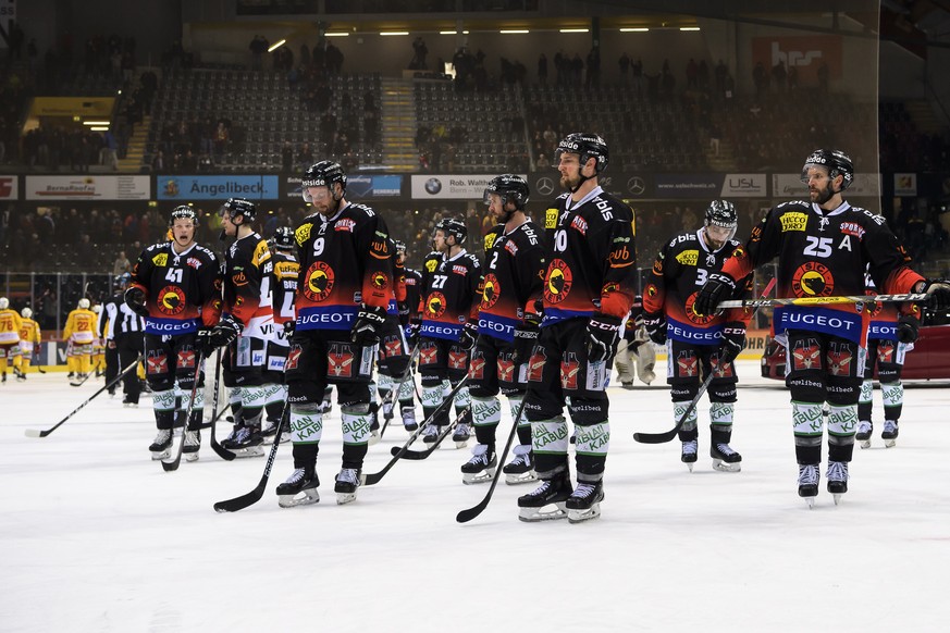 Spieler von SC Bern reagiert nach der Niederlage (0-2), im fuenften Eishockey Playoff-Halbfinalspiel der National League zwischen dem SC Bern und dem EHC Biel, am Donnerstag, 4. April 2019, in der Pos ...