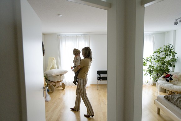 Single mother Fjola carries her 2-year-old son Loris on her arm, pictured in her apartment in Glatttal, canton of Zurich, Switzerland, on November 16, 2006. (KEYSTONE/Gaetan Bally)

Die alleinerziehen ...