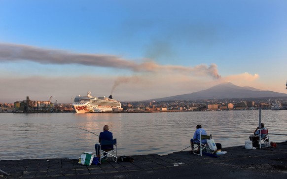 epaselect epa13160811 A plume of ash and smoke billows from Mount Etna, seen from Catania, Sicily, Italy, 11 August 2026. The volcanic activity caused the suspension of all flights arriving at and dep ...