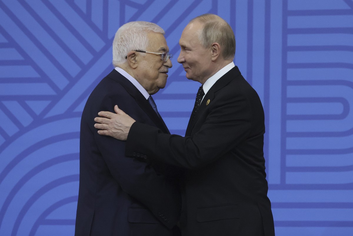 Russian President Vladimir Putin, right, embraces Palestinian President Mahmoud Abbas during a welcoming ceremony prior to a festive reception at BRICS Summit in Kazan, Russia, Wednesday, Oct. 23, 202 ...