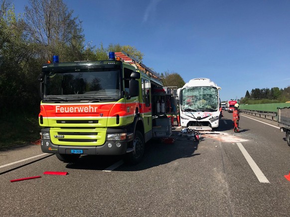 Auf der A1 bei Winterthur-Wülflingen wurde ein&nbsp;Reisecar beschädigt.
