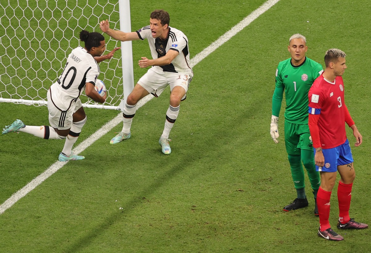 epa10342547 Serge Gnabry (L) of Germany celebrates with Thomas Mueller after scoring the 1-0 as goalkeeer Keylor Navas and Juan Pablo Vargas of Costa Rica (R) show their dejection during the FIFA Worl ...