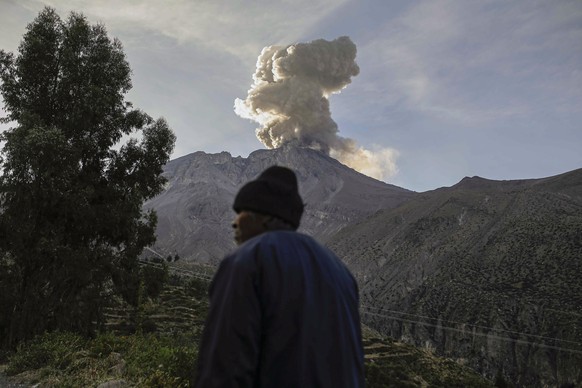 epa10728798 View of the Ubinas volcano from the town of Ubinas, in Moquegua, Peru, on 05 July 2023. The Council of Ministers of Peru approved on 05 July the declaration of a 60 day state of emergency  ...