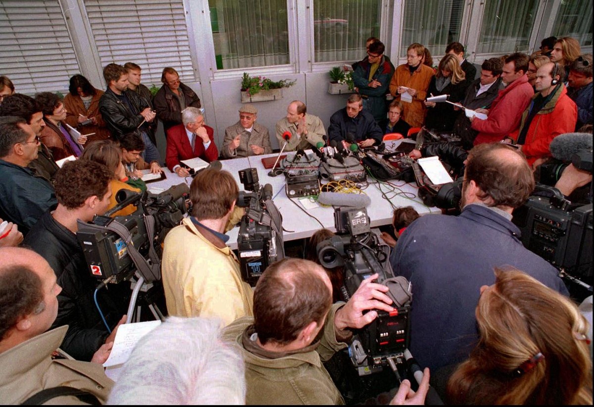 Thomas Kronpeck (with glasses and hat), law medical scientist, Andre Piller, examinig magistrate, and Pierre Nydegger, Police Fribourg, from left to right, during a press conference October 9, 1994, i ...
