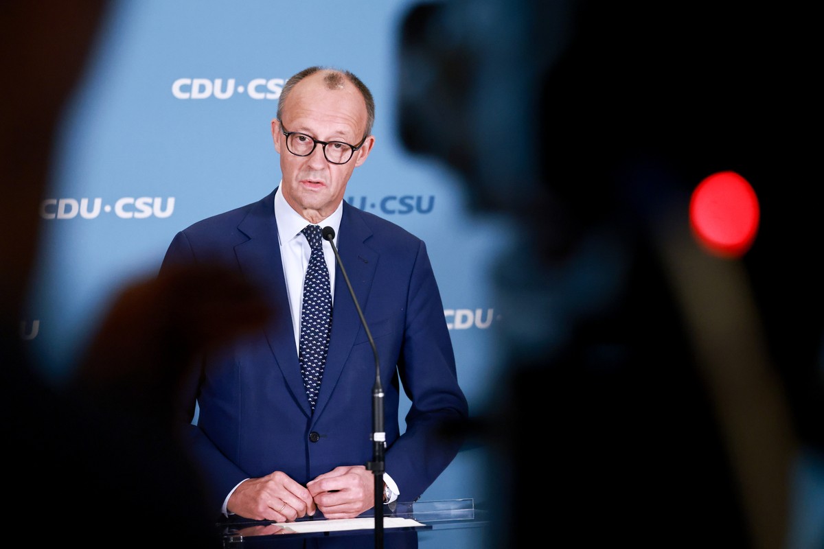 epa11706713 Chairman of the Christian Democratic Union (CDU) party and faction Friedrich Merz gives a statement before a session of the German parliament, in Berlin, Germany, 07 November 2024. German  ...