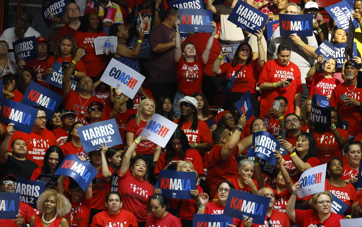 epaselect epa11544402 Supporters of Democratic presidential candidate, Vice President Kamala Harris and Democratic vice presidential candidate Minnesota Governor Tim Walz cheer prior to the start of a ...