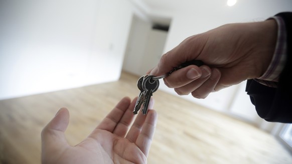 ABD0033_20141117 - WIEN - ÖSTERREICH: THEMENBILD - Illustration zum Thema Miete / Wohnungen / Wohnbau / Mietpreise / Eigentum / Immobilien. Im Bild: Schlüsselübergabe für eine bezugsfertige Wohnung fo ...