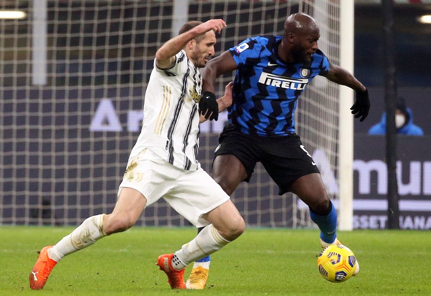 epa08944820 Juventus&#039; Giorgio Chiellini (L) challenges for the ball Inter&#039;s Romelu Lukaku during the Italian Serie A soccer match between FC Inter and Juventus FC at Giuseppe Meazza stadium  ...