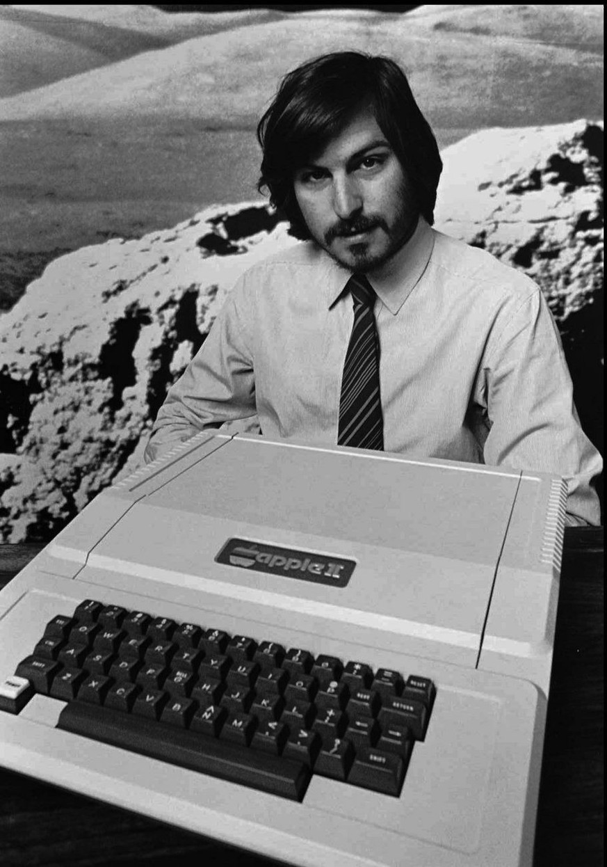 Der Apple II war Apples erster kommerziell erfolgreicher PC. Er wurde massgeblich von Apple-Mitbegründer Steve Wozniak entwickelt und die Nachfolgemodelle wurden bis 1993 hergestellt. Insgesamt wurden ...