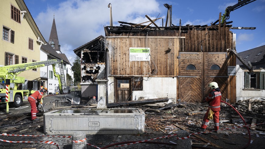 Feuerwehrmaenner helfen beim Brand am Samstag, 16. Maerz 2024 in Elgg. Mehrere Gebaeude sind im Dorfzentrum von Elgg ZH in der Nacht auf Samstag in Brand geraten. Mehrere Dutzend Personen mussten laut ...