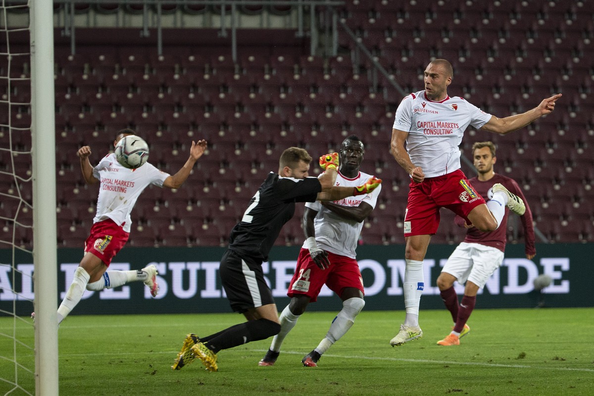 Sion�s midfielder Pajtim Kasami, right, scores the 1:1 against Servette's goalkeeper Jeremy Frick, during the Super League soccer match of Swiss Championship between Servette FC and FC Sion, at t ...