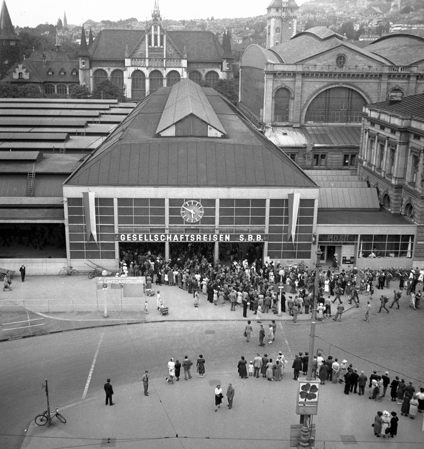 Im Rahmen der Mobilmachung der Schweizer Armee im September 1939 versammeln sich die Soldaten des Territorial-Bataillons 159 vor dem Hauptbahnhof Zuerich. (KEYSTONE/PHOTOPRESS-ARCHIV/Str)