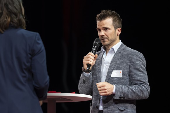 Diego Zueger, CEO Swiss Ski spricht mit Moderatorin Florence Pillet, beim Magglingertag 2024, am Donnerstag, 31. Oktober 2024 in Magglingen. (KEYSTONE/Anthony Anex)