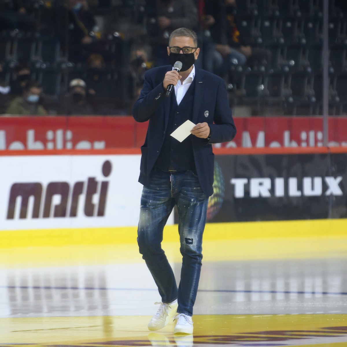 Marc Luethi, SCB CEO, spricht beim Eishockey Meisterschaftsspiel der National League zwischen dem SC Bern und den Lausanne HC, in der Postfinance Arena in Bern. (KEYSTONE/Anthony Anex)