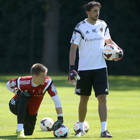 Torhueter Tomas Vaclik, links, und Torhuetertrainer Massimo Colomba, rechts, beim Training des FC Basel 1893 in den Sportanlagen St. Jakob in Basel, am Mittwoch, 16. Juli 2014. (KEYSTONE/Georgios Kefa ...