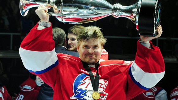 Ari Sulander of Swiss team ZSC Lions lifts the trophy after winning the Ice Hockey Champions League final match against Metallurg Magnitogorsk in Rapperswil, Switzerland, pictured on January 28, 2009. ...