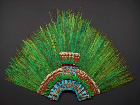 Quetzalfeder-Kopfschmuck (JPG, 390 KB)
Federn von Quetzal, Kotinga, Rosalöffler, Cayenne-
Fuchskuckuck, Eisvogel; Holz, Rohrspäne, Fasern,
Papier, Baumwolle, Leder, Gold, Messing
H: 130 cm; B: 178 cm
 ...