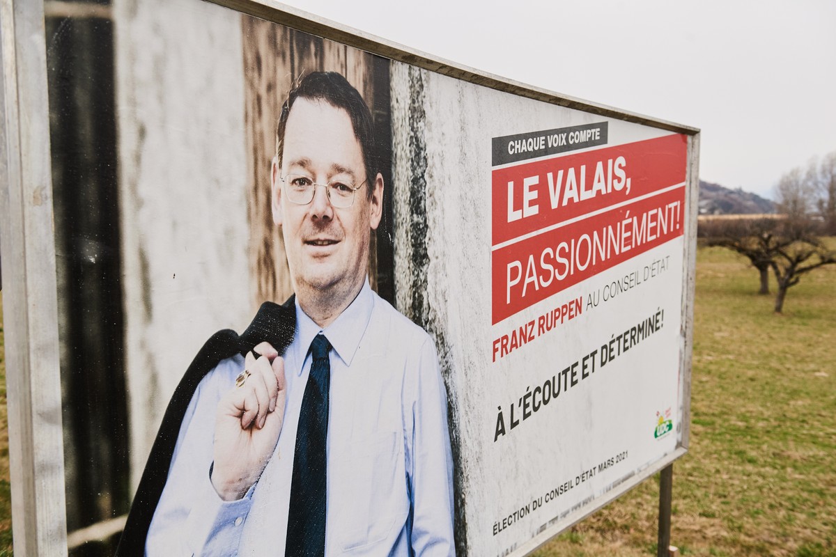 Une affiche electorale de Franz Ruppen lors des elections au Conseil d'Etat valaisan ce dimanche 7 mars 2021 a Sion.( KEYSTONE/Olivier Maire)