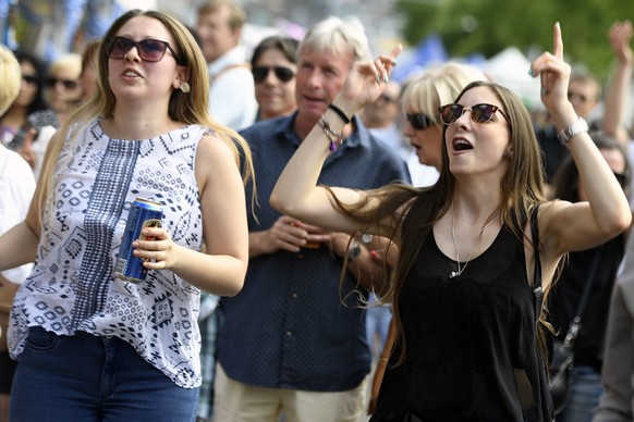 Besucher in ausgelassener Stimmung am Sonntag, 3. Juli 2016, beim Zueri Faescht in Zuerich. (KEYSTONE/Walter Bieri)