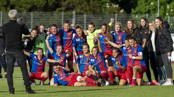 Die Spielerinnen des FC Basel 1893 posieren nach dem Fussball Meisterschaftsspiel der Women&#039;s Super League zwischen dem FC Basel 1893 und dem FC Lugano Femminile im Leichtathletik Stadion in Base ...