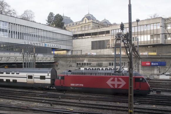 Ein Zug faehrt aus dem Bahnhof Bern, am Sonntag, 14. Dezember 2014. Seit heute Sonntag gilt der Fahrplan 2015. (KEYSTONE/Peter Klaunzer)