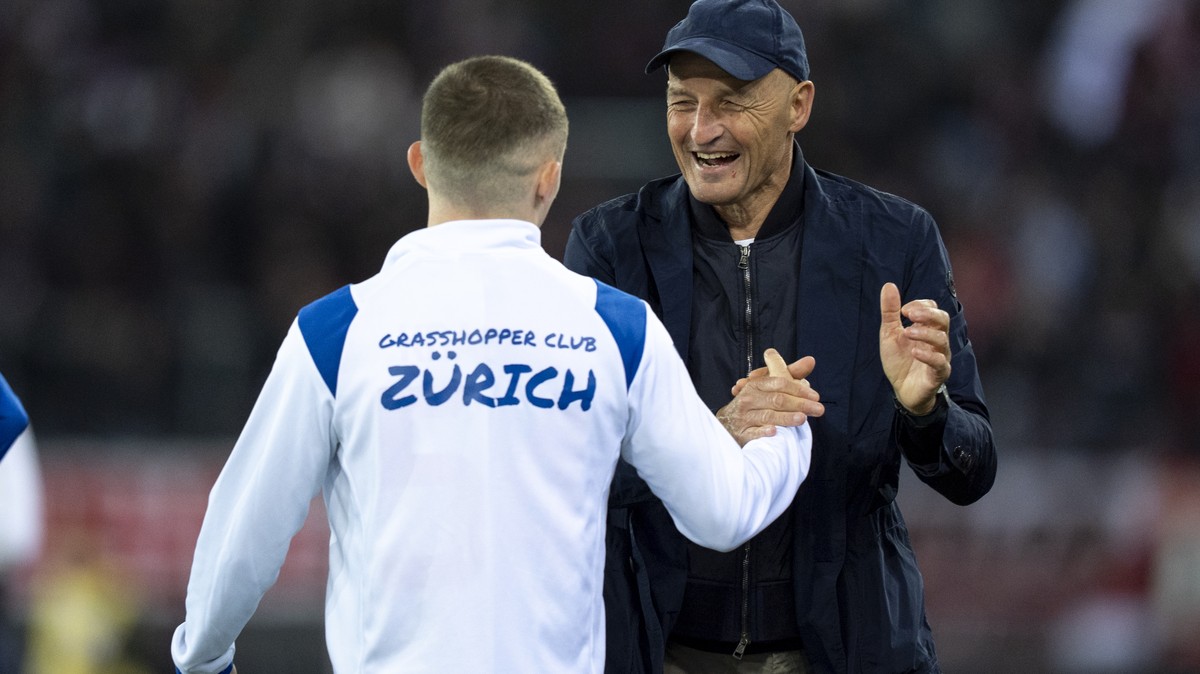 Trainer Peter Zeidler (GC), rechts, klatscht mit Samuel Krasniqi (GC), links, ab nach dem Spiel der Fussball Super League zwischen dem Grasshopper Club Zuerich (GC) und dem FC Winterthur (FCW) am Dien ...