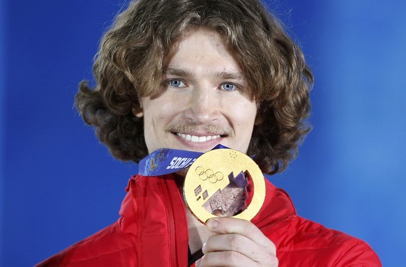 Gold medalist Switzerland&#039;s Iouri Podladtchikov poses during the medal ceremony of the men&#039;s halfpipe snowboarding competition at the 2014 Sochi Winter Olympic Games February 12, 2014. REUTE ...