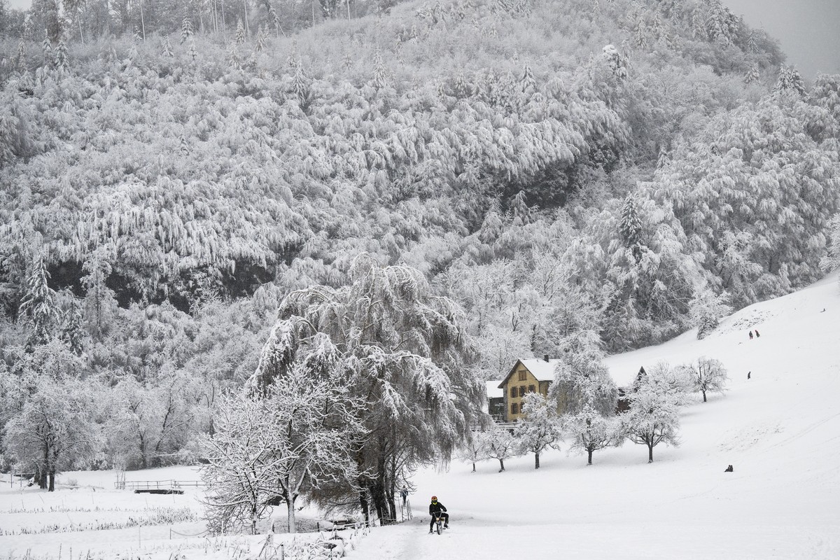 Ein Toefflifahrer in verschneiter Landschaft, am Samstag, 2. Dezember 2023, in Buchs. In den Alpen faellt sehr viel Schnee und auch das Flachland wird weiss. (KEYSTONE/Gian Ehrenzeller)