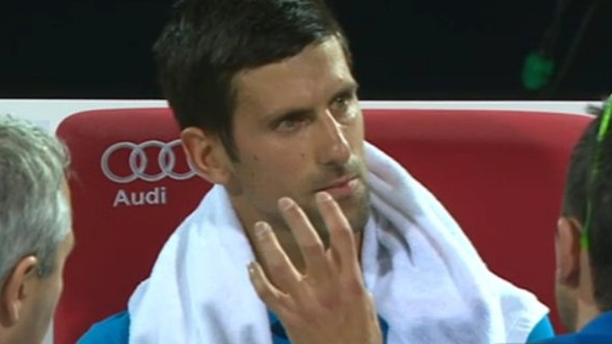 Djokovic ruft schon früh den Physio auf den Platz.