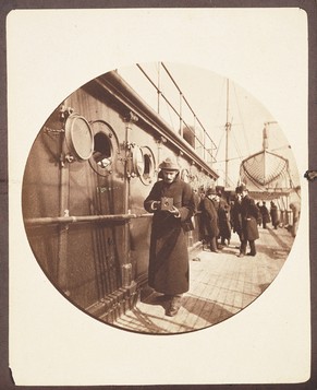 George Eastman mit seiner Kamera 1890 auf dem französischen Ozeandampfer S.S. Gallia.&nbsp;