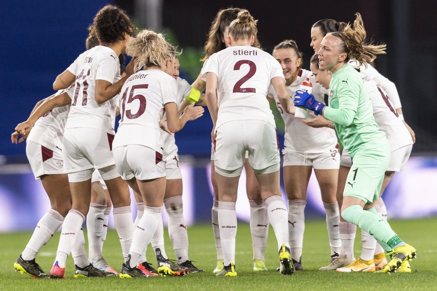 Swiss goalkeeper Gaelle Thalmann, right, encourages her teammates ahead of the women�s football friendly match between France and Switzerland, on Saturday, February 20, 2021, at the Saint-Symphorien S ...