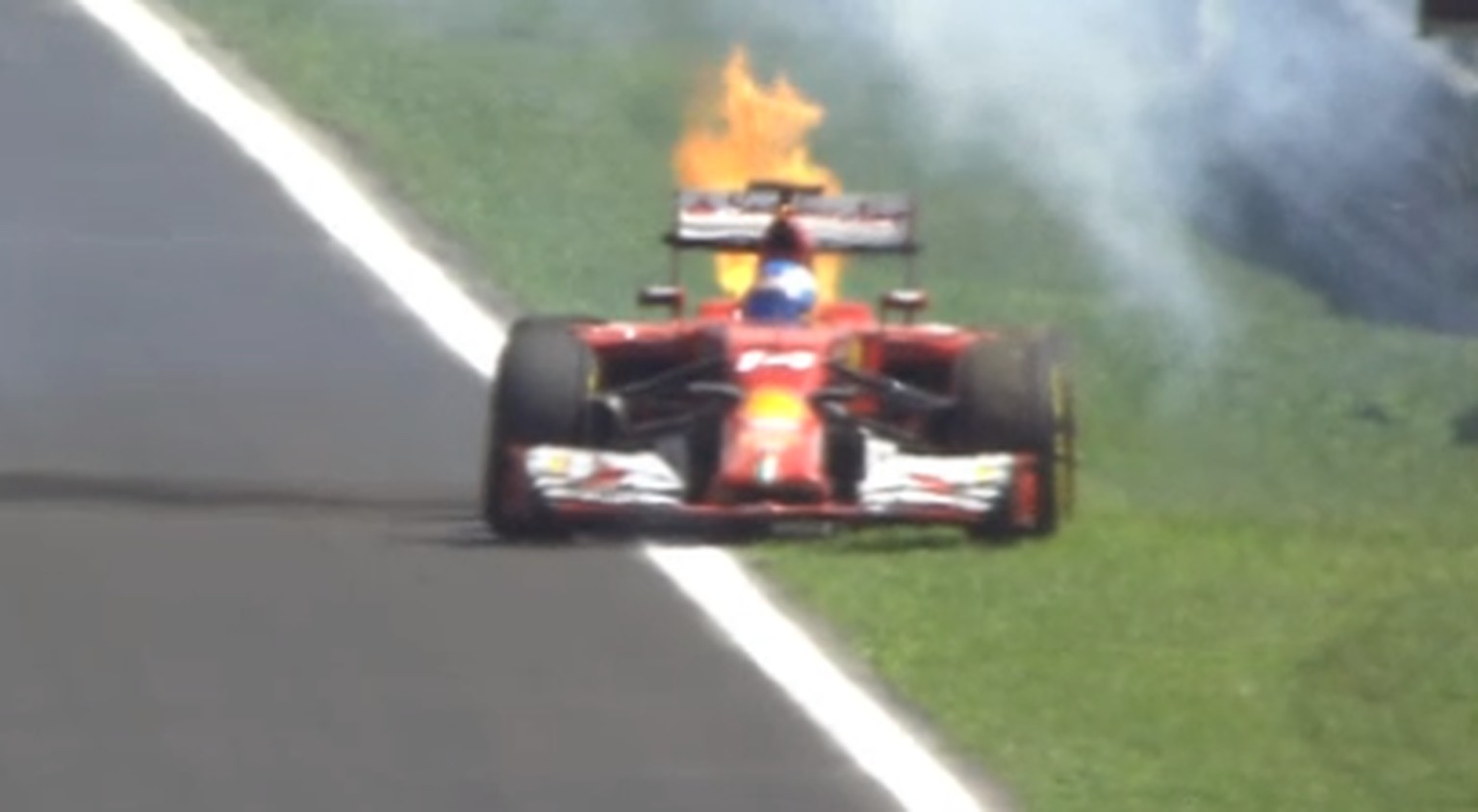 Fernando Alonsos Ferrari fängt plötzlich Feuer, der &nbsp;Spanier bleibt unverletzt.