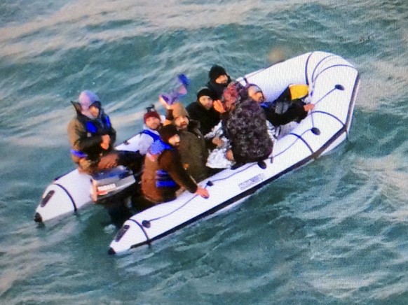 Migranten auf einem Schlauchboot im Ärmelkanal. (Archivbild)