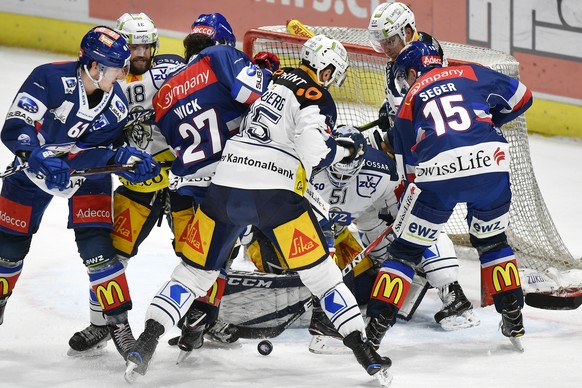 Die Zuercher bedraengen das Zuger Tor beim Eishockeyspiel der National League ZSC Lions gegen den EV Zug im Hallenstadion in Zuerich am Dienstag, 19. Dezember 2017. (KEYSTONE/Walter Bieri)