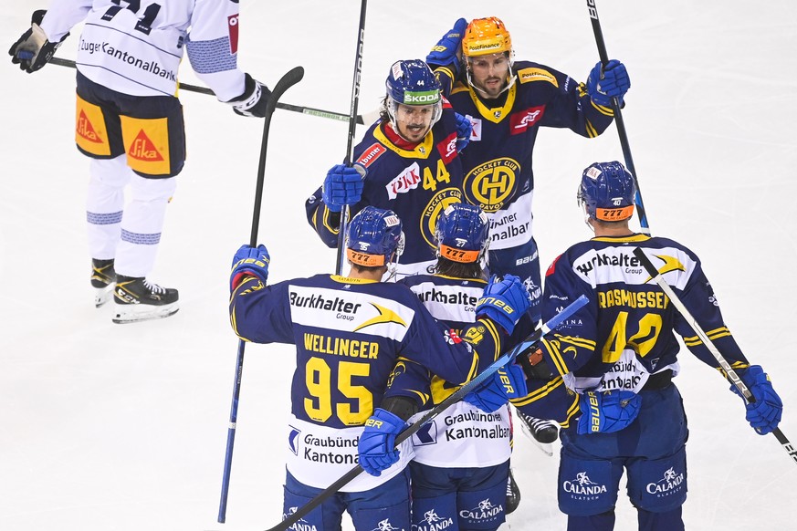Die Davoser bejubeln das 2-0 durch Magnus Nygren beim Eishockey Spiel der National League zwischen dem HC Davos und dem EV Zug, am Dienstag, 16. November 2021, im Eisstadion in Davos. (KEYSTONE/Gian E ...