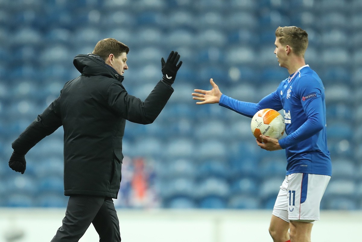 epa08860883 Rangers' manager Steven Gerrard (L) celebrates with Cedric Itten (R) after the UEFA Europa League group D soccer match between Glasgow Rangers and Standard Liege in Glasgow, Britain,  ...