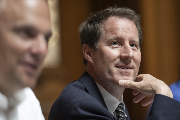 Thomas Aeschi, SVP-ZG, rechts, und Marcel Dettling, SVP-SZ, links, an der Sommersession der Eidgenoessischen Raete, am Mittwoch, 4. Juni 2025 im Nationalrat in Bern. (KEYSTONE/Til Buergy)
