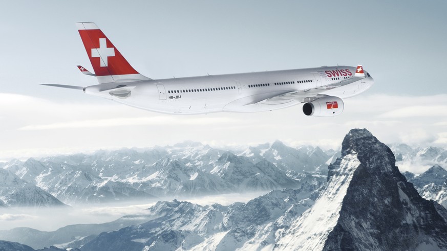 ZU DEN GESCHAEFTSZAHLEN 2013 DER FLUGGESELLSCHAFT SWISS STELLEN WIR IHNEN FOLGENDES THEMENBILD ZUR VERFUEGUNG - Ein Flugzeug der Swiss Airlines des Typs Airbus A330-300 ueberfliegt die Schweizer Alpen ...